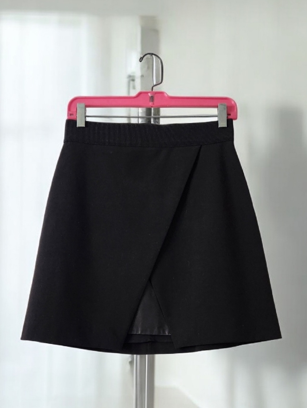 Alice + Olivia Black Overlap Mini Skirt - Picture 5 of 12